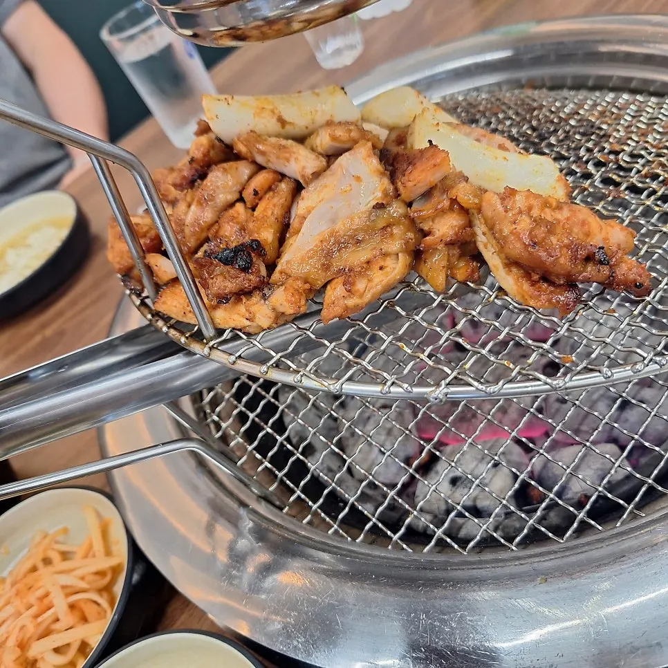 Close-up of spicy seasoned charcoal dakgalbi