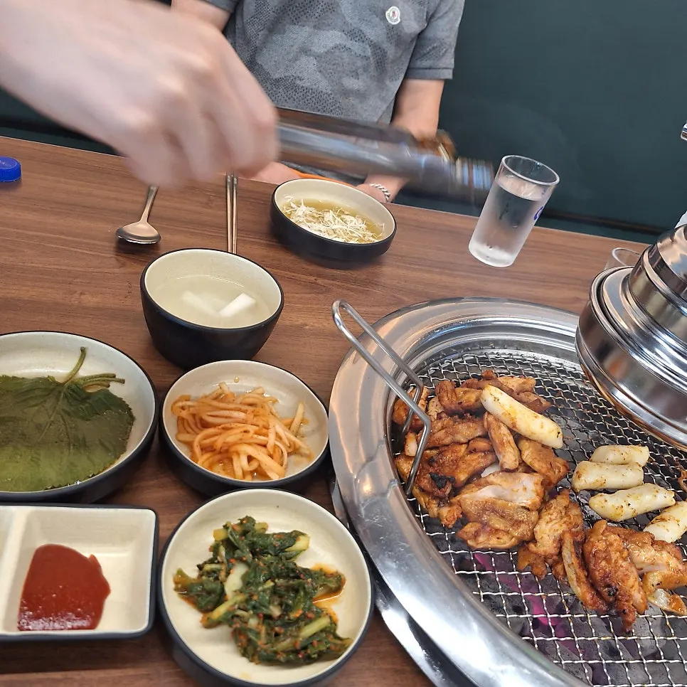 Staff member grilling the charcoal dakgalbi for guests