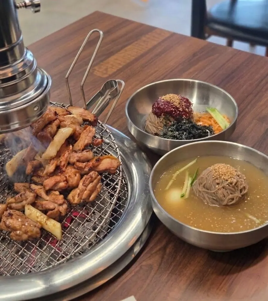 Table spread of charcoal-grilled soy sauce dakgalbi at Seorak Makguksu Chuncheon Dakgalbi Yeoju IC Branch