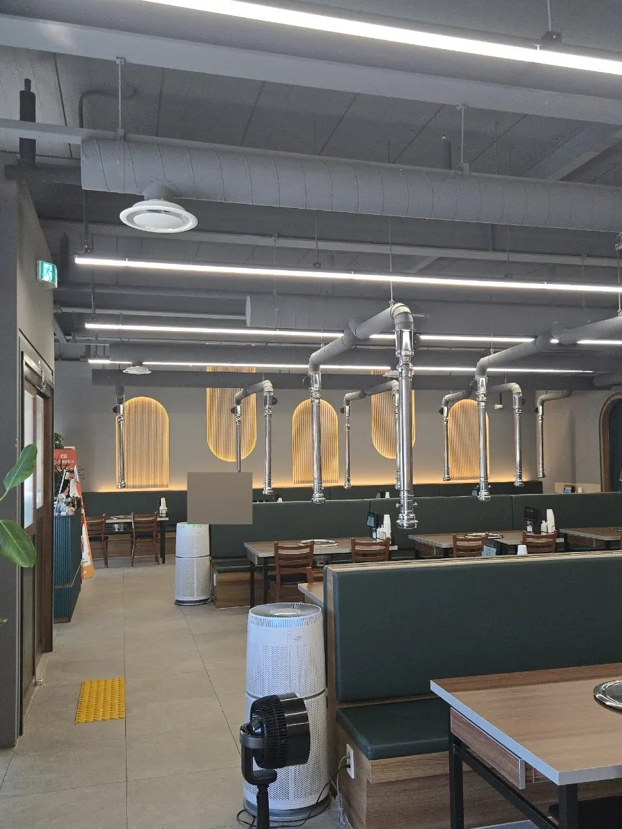 Entrance of the clean, newly built Seorak Makguksu Chuncheon Dakgalbi Yeoju IC Branch