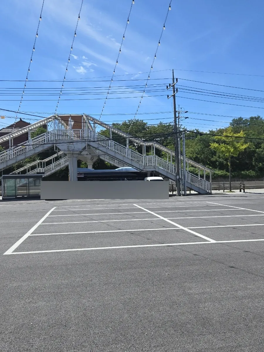 Spacious parking lot at Seorak Makguksu Chuncheon Dakgalbi Yeoju IC Branch