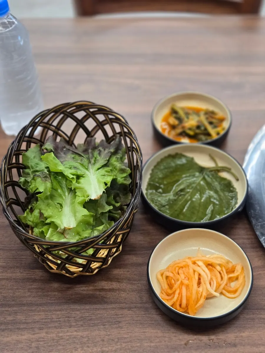 Basic side dishes served with the dakgalbi