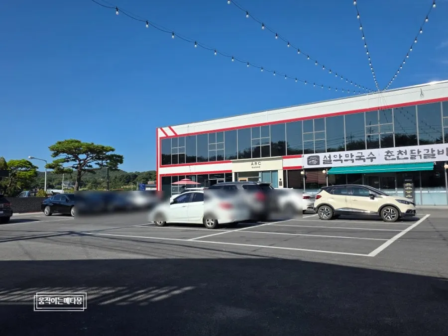 Large free parking lot in front of the restaurant