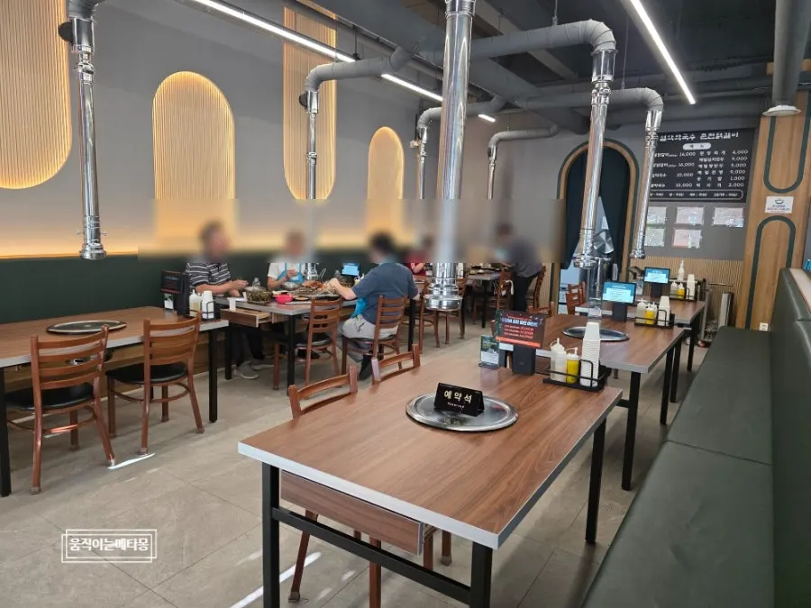 Table layout with wide spacing between seats