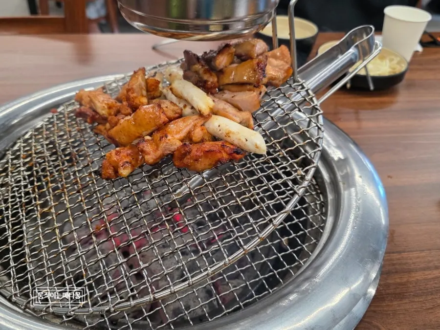 Charcoal-grilled dakgalbi grilled by staff