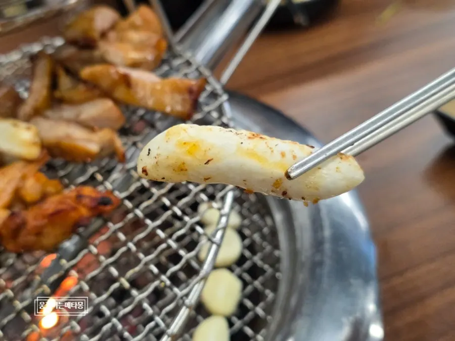 A piece of sweet and savory charcoal soy sauce dakgalbi