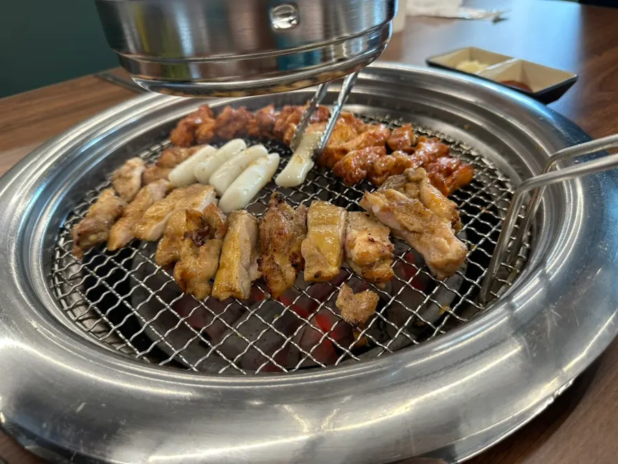셀프바에서 가져온 열무김치와 동치미 반찬
