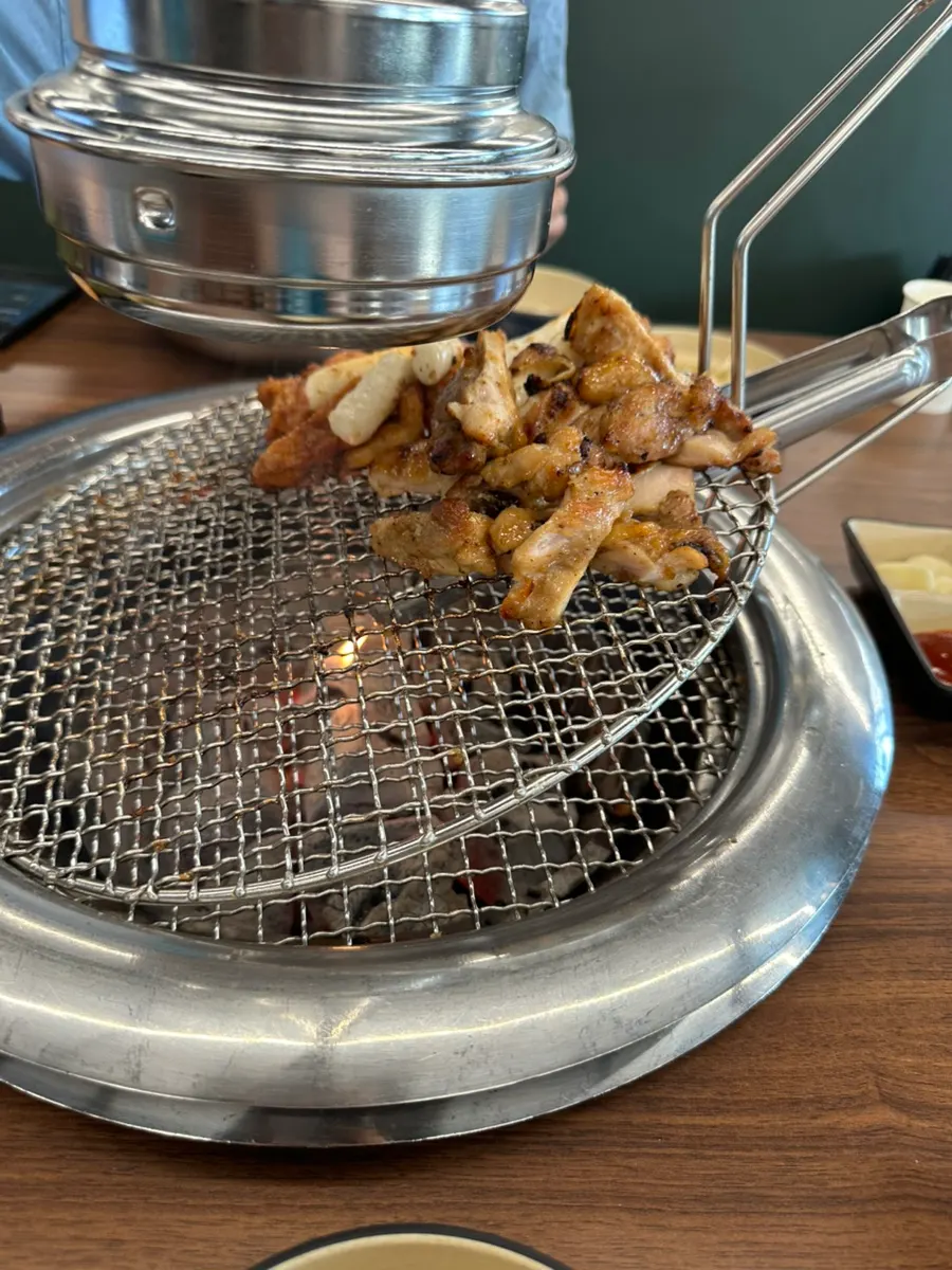 숯불 위에 올린 닭갈비 굽는 모습