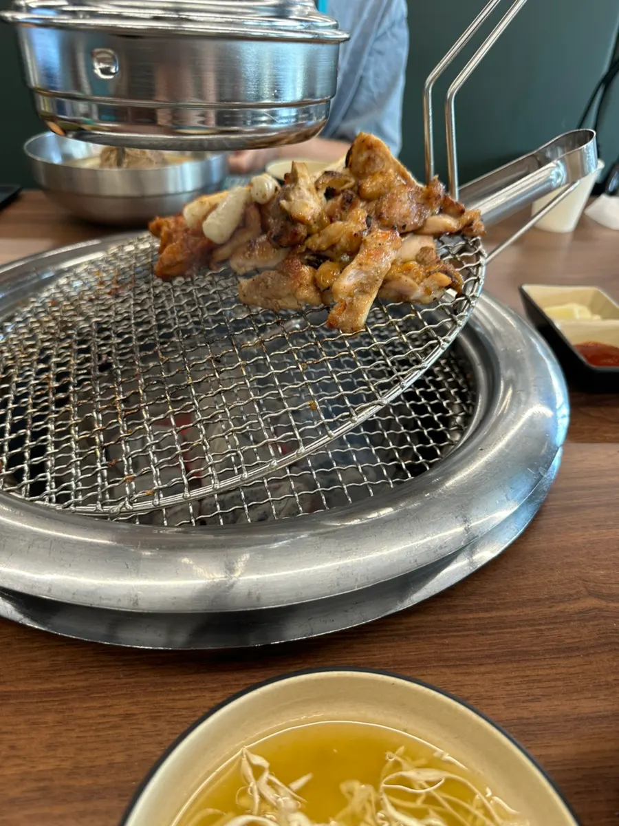 판 2개를 겹쳐 훈연 중인 숯불 닭갈비