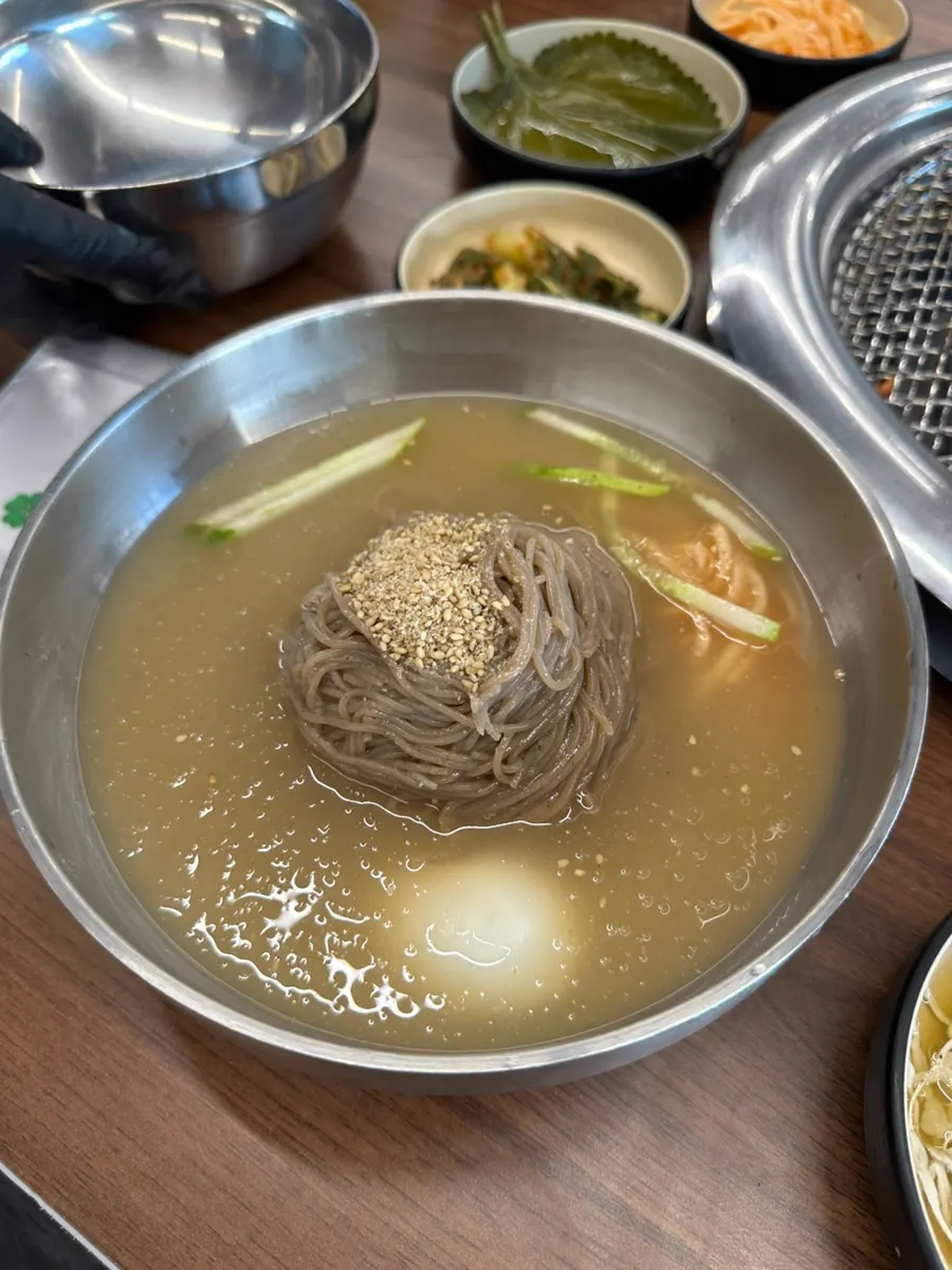 노릇하게 구워진 숯불 닭갈비 클로즈업