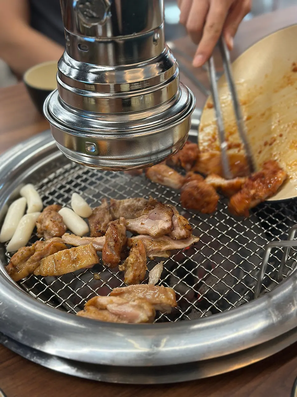 참숯불에서 굽기 시작한 닭갈비