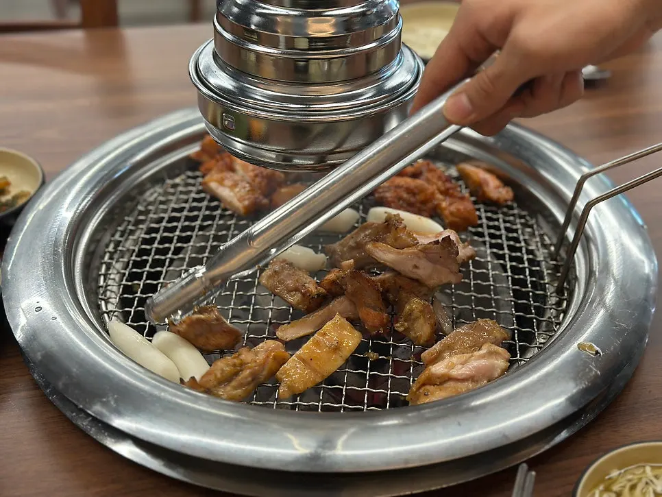 노릇하게 익어가는 숯불 닭갈비