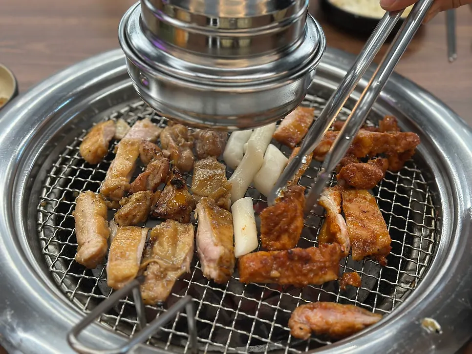 숯불 향을 입힌 양념 닭갈비