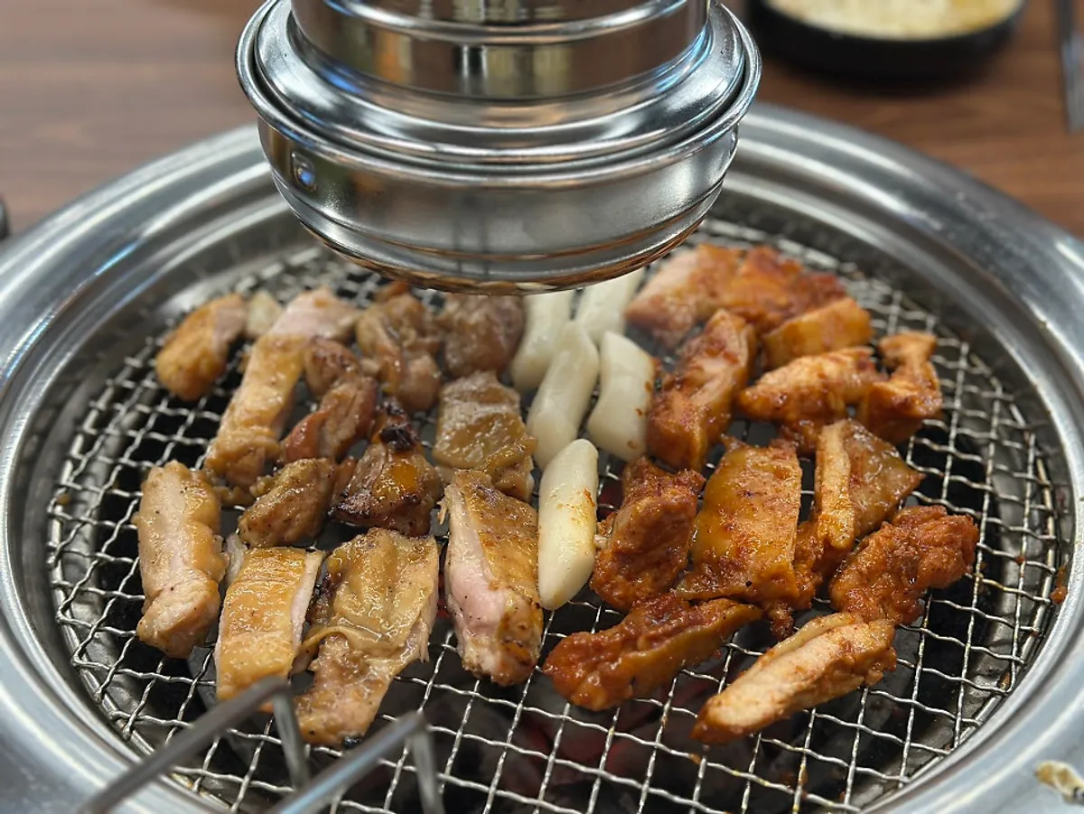 집게를 구분해 굽는 닭갈비