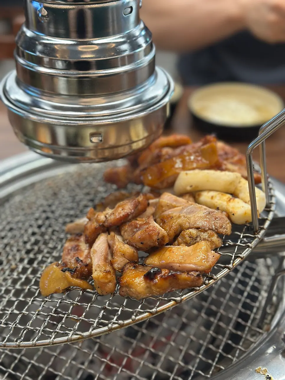 간장과 양념 닭갈비 굽는 모습