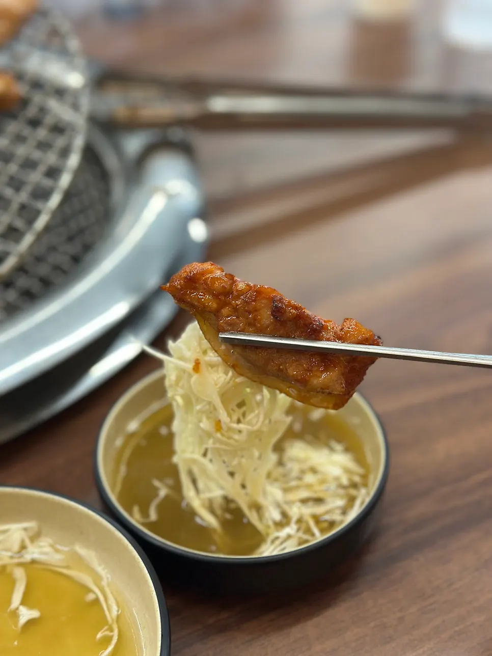 양배추를 곁들인 숯불 닭갈비