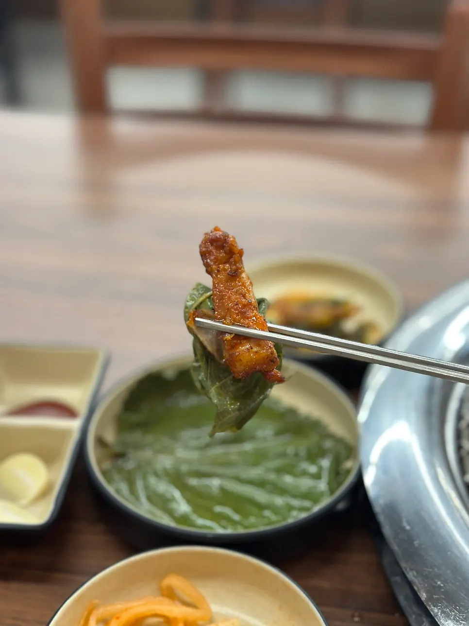 반찬과 함께 즐기는 닭갈비