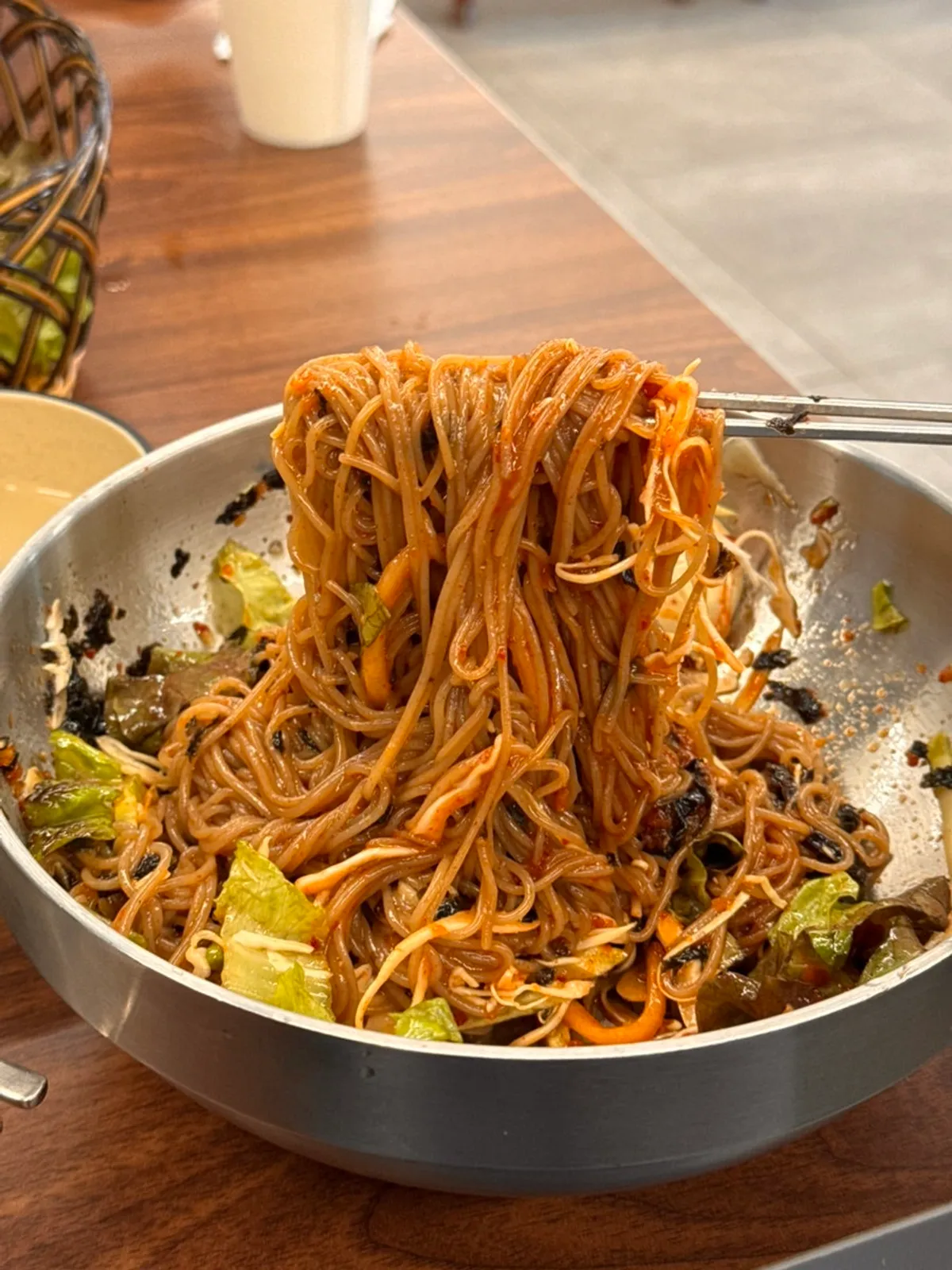 숯불닭갈비와 막국수가 함께 놓인 테이블