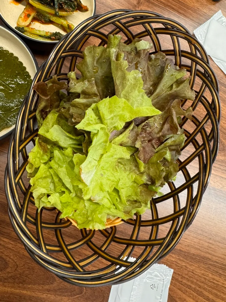쌈채소와 깻잎장아찌, 열무김치 반찬