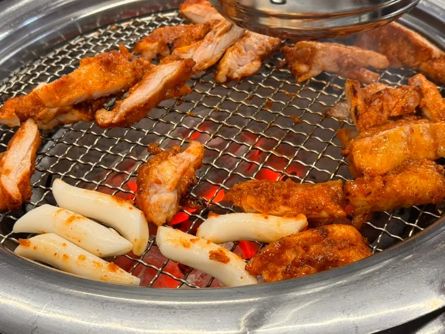 초벌되어 나온 숯불닭갈비 2인분