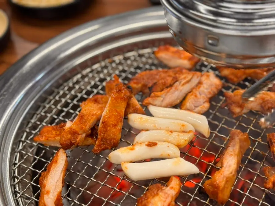 참숯 불판 위에 올린 닭갈비