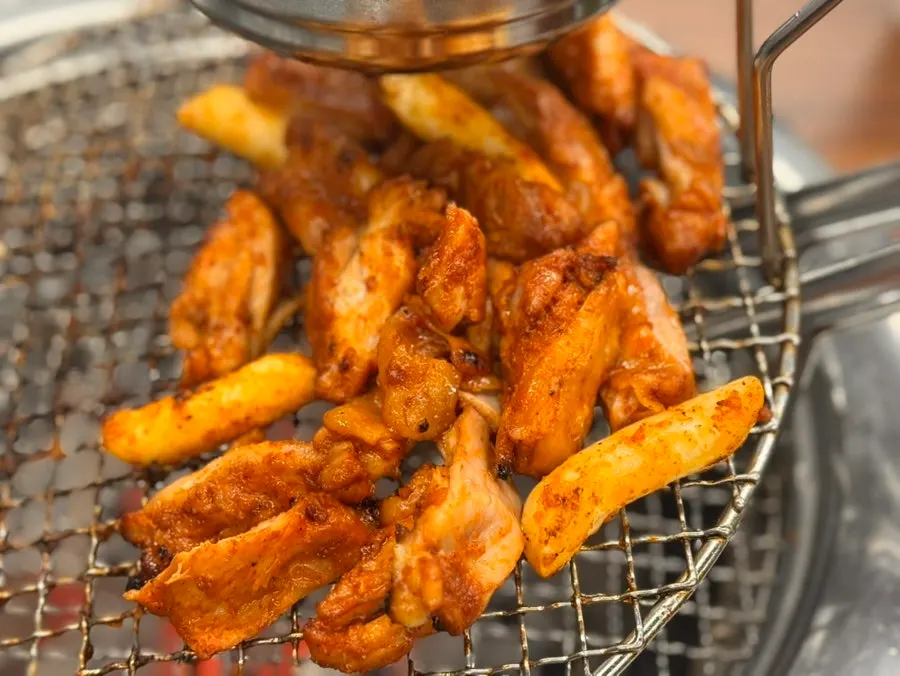 노릇하게 구워지는 숯불닭갈비