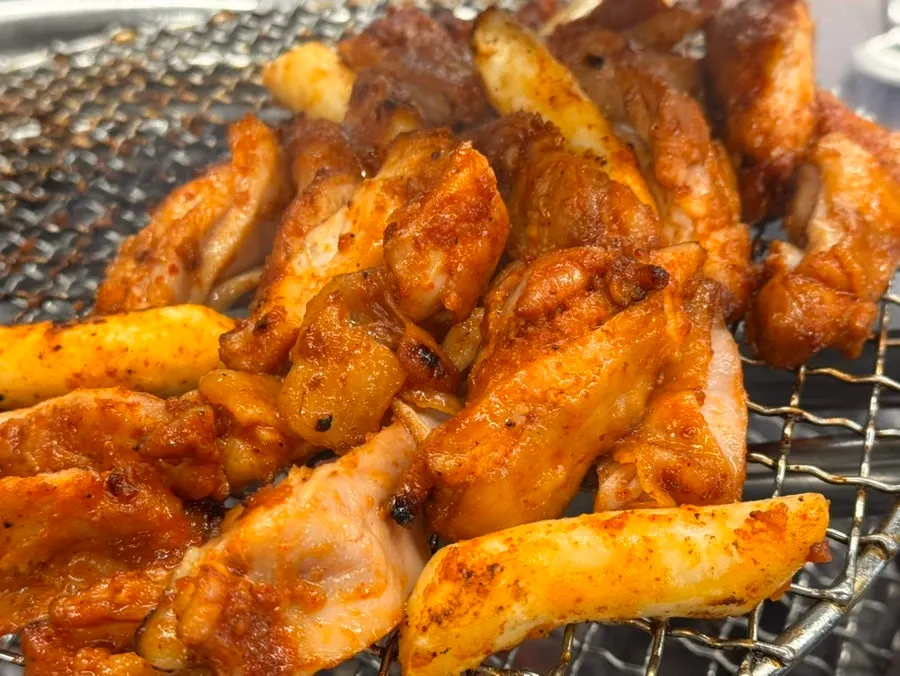 쌈채소와 함께 먹는 숯불닭갈비