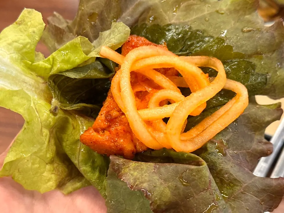 집어 든 숯불닭갈비 한 점