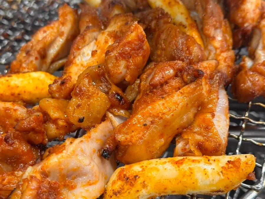 가장자리까지 구워진 숯불닭갈비