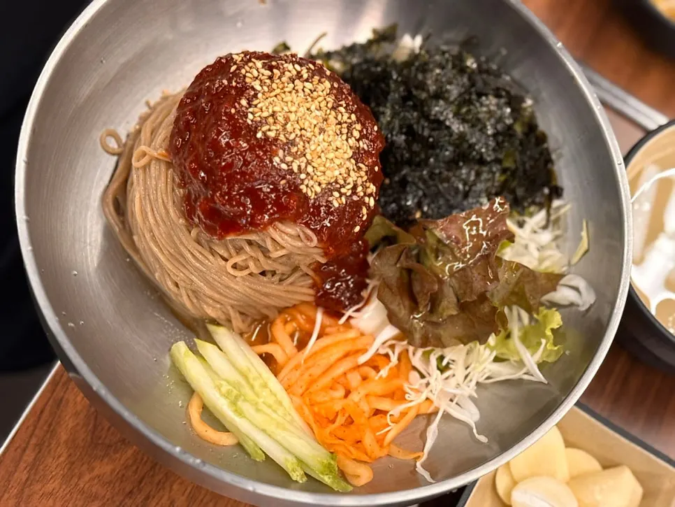 양념 얹어 나온 비빔막국수