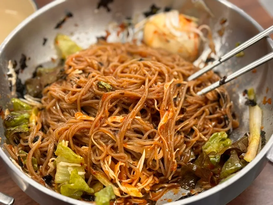 비벼 놓은 비빔막국수 면