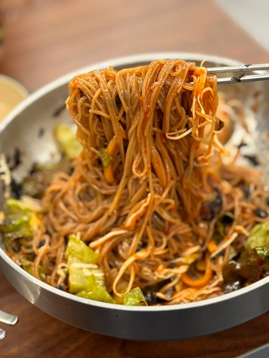 비빔막국수와 숯불닭갈비 한 점