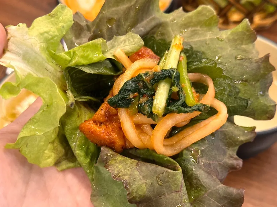 비빔막국수와 닭갈비를 함께 담은 모습