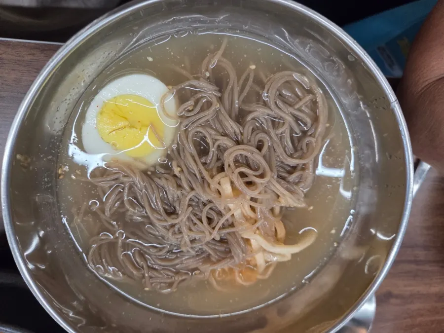 Two bowls of jatmul makguksu and bibim makguksu