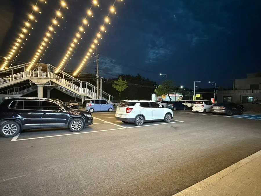 Large dedicated parking lot in front of the restaurant