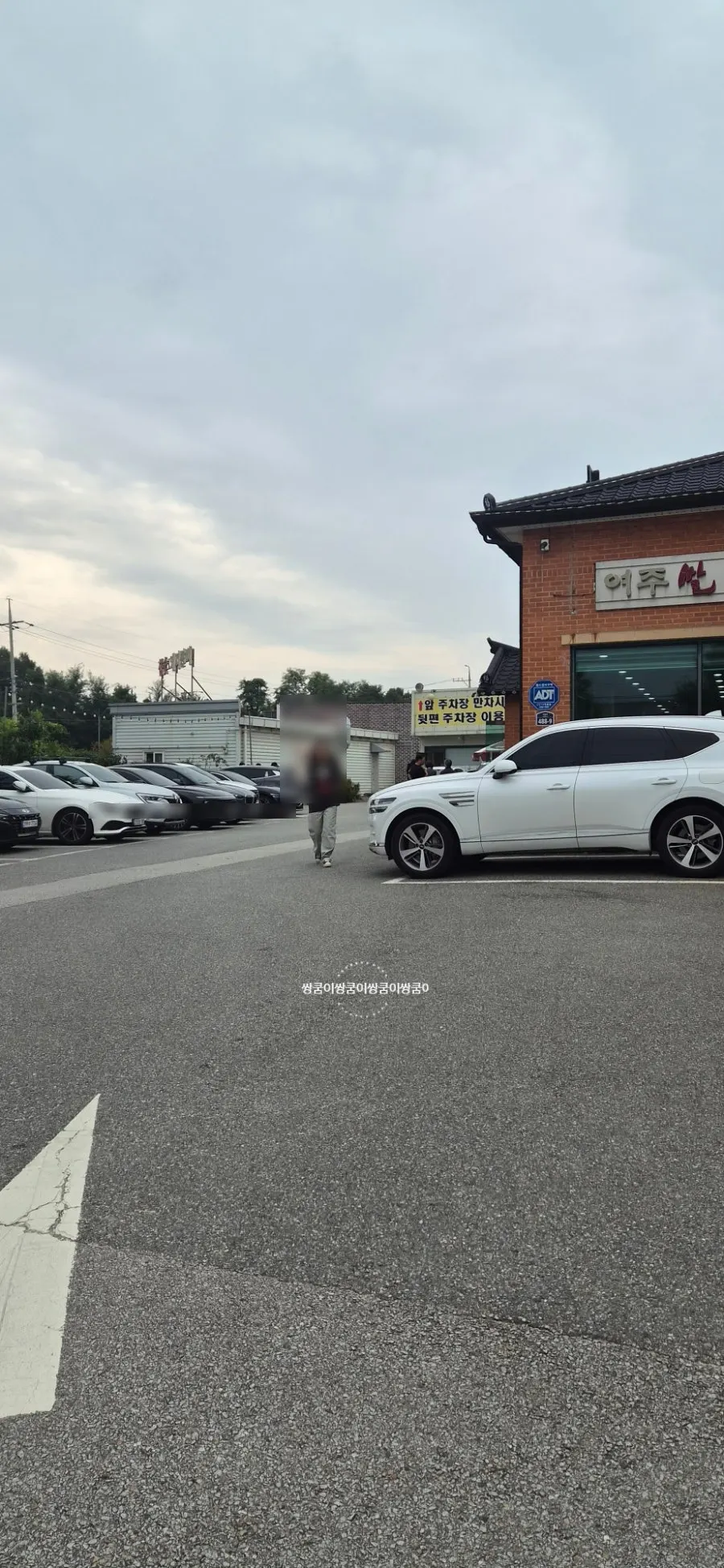 Large parking lot at Nadeulmok Yeoju Ssalbap