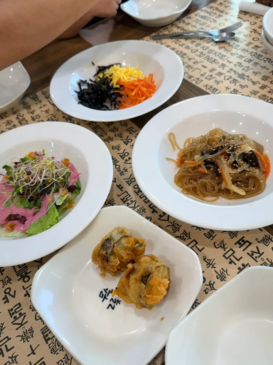 Interior of Nadeulmok Yeoju Ssalbap busy with weekend guests