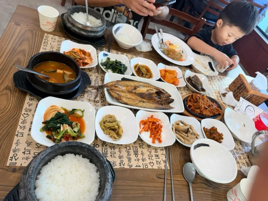 The Nadeulmok Set fully laid out on the table