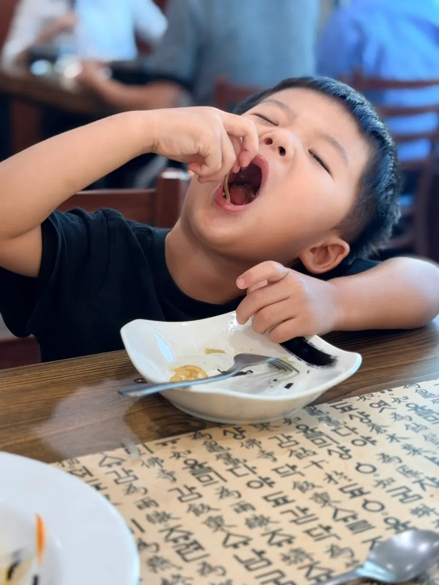 Eating the Nadeulmok Set together with my kid