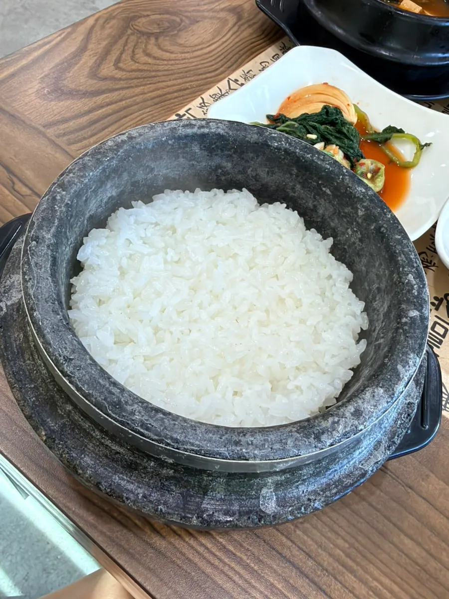 Table at Nadeulmok Yeoju Ssalbap after finishing the meal