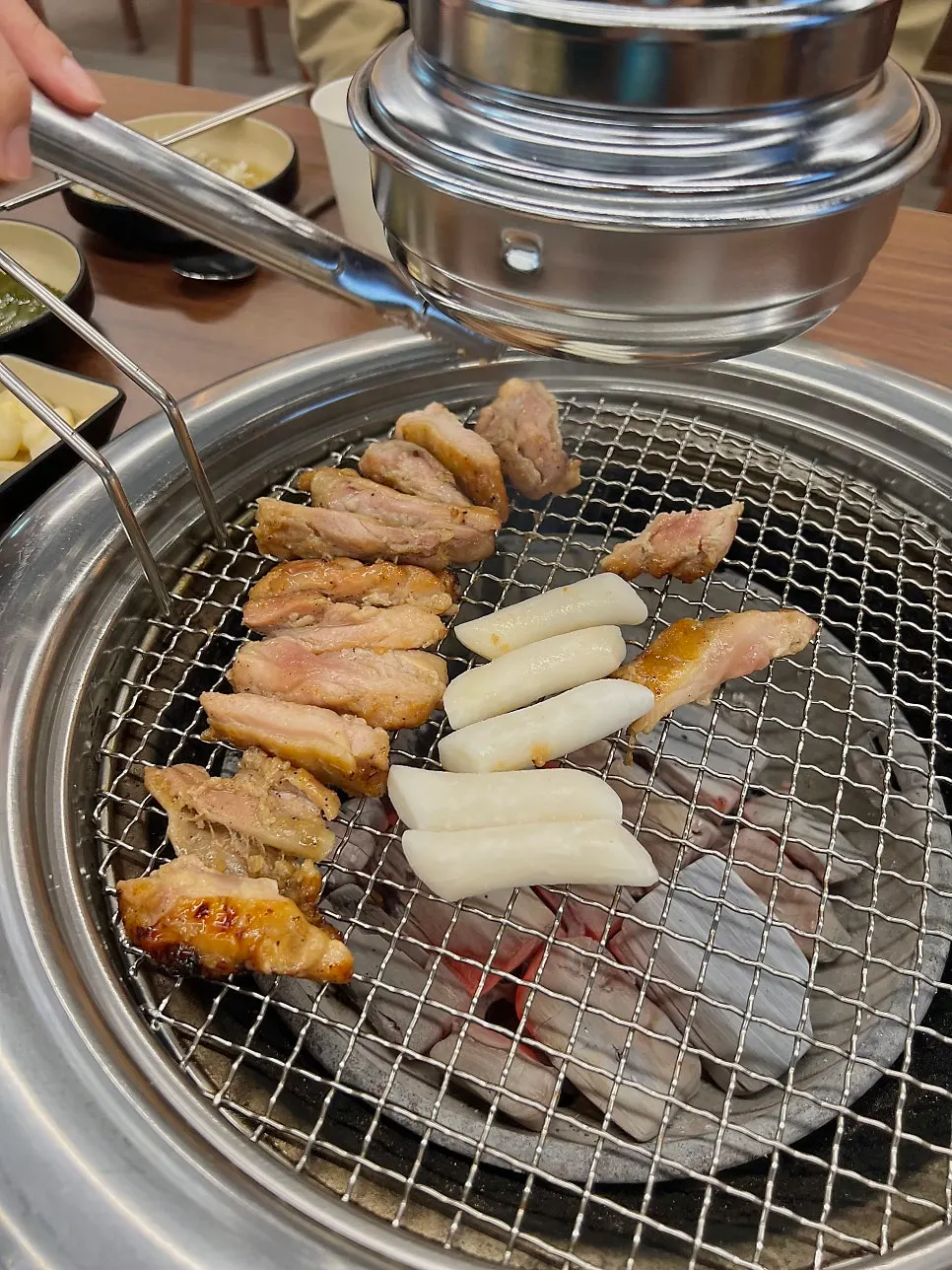 쌈 채소와 반찬 셀프바