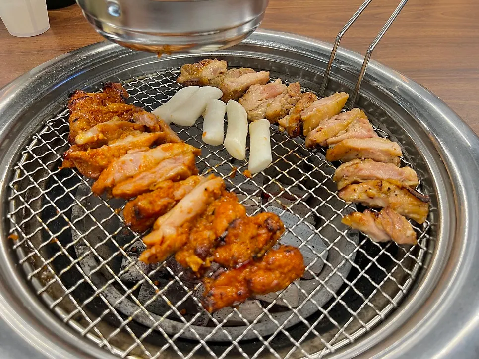 테이블에서 구워주는 초벌 닭갈비