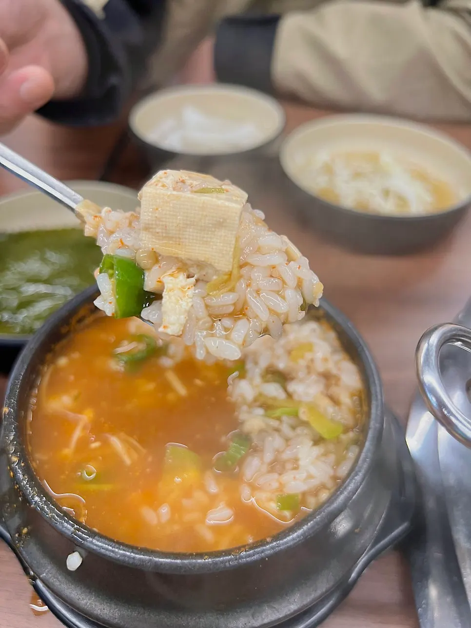 두부와 채소가 들어간 된장찌개