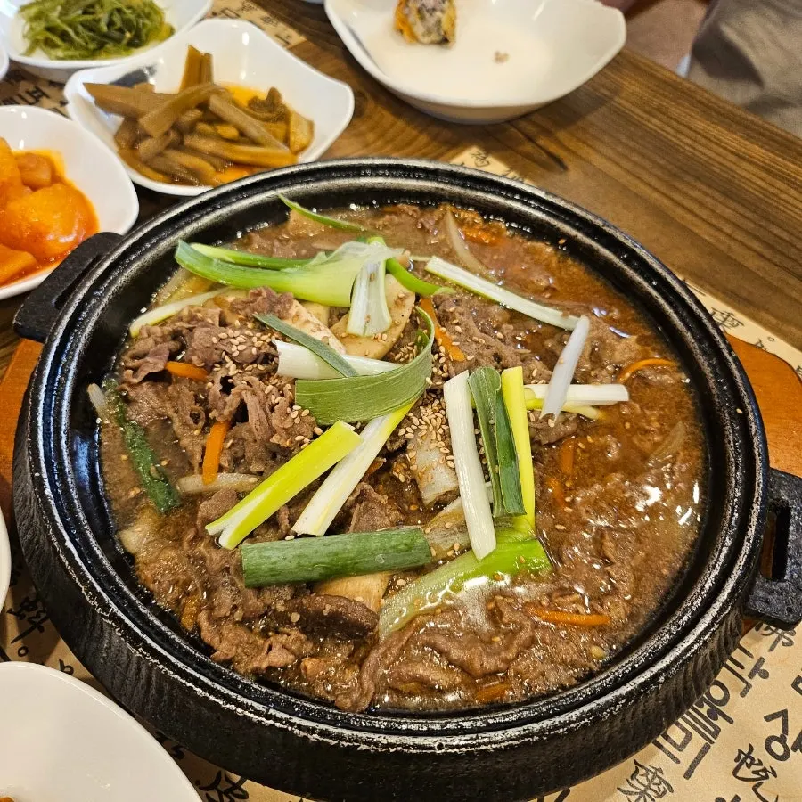 Bulgogi set table spread at Nadeulmok Yeoju Ssalbap