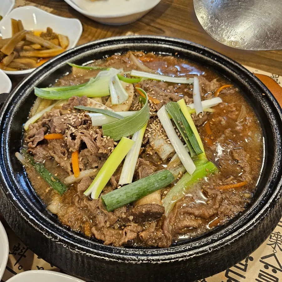 Table spread with stone-pot rice at Nadeulmok Yeoju Ssalbap