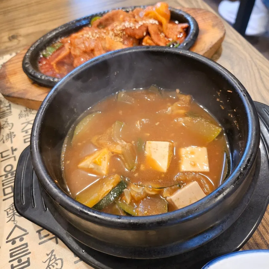 Bulgogi and side dishes on the table at Nadeulmok Yeoju Ssalbap