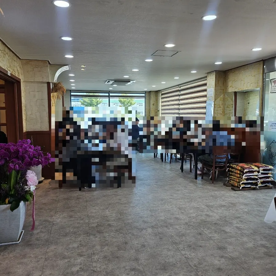 Clean interior of Nadeulmok Yeoju Ssalbap
