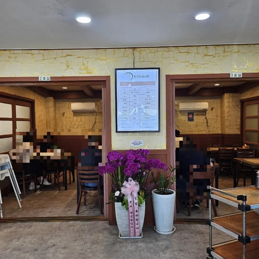 Dining hall seating at Nadeulmok