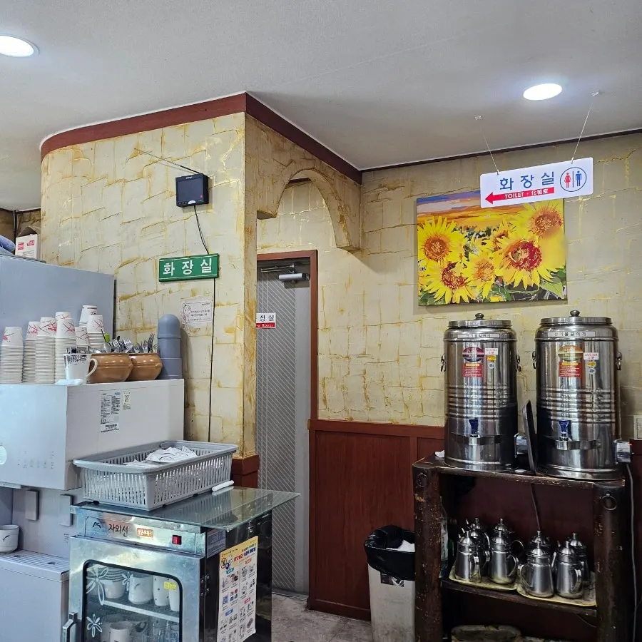 Tables and interior view at Nadeulmok Yeoju Ssalbap
