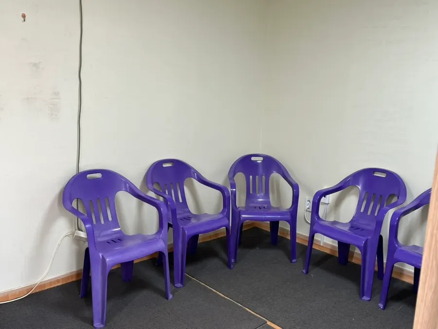 Waiting room space beside Nadeulmok Yeoju Ssalbap